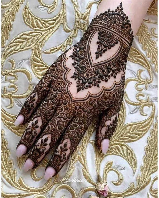 Scallop Inspired Layered Back Hand Mehndi Design Scallop Inspired Layered Back Hand Mehndi Design